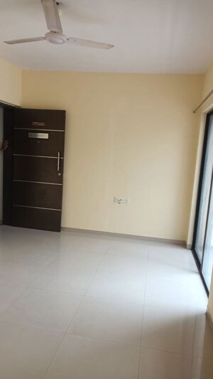 Room in 2 BHK Apartment at Mantra Fifth Avenue, Hadapsar – for Rent