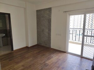 Room in 3 BHK Apartment at Knowledge Park V Greater Noida – for Rent