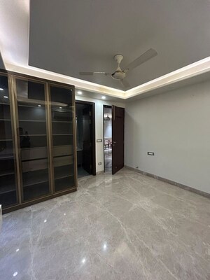 Room in 3 BHK Builder Floor at Sector 25 – for Rent