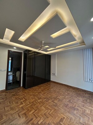 Master Bedroom in 3 BHK Builder Floor at Sector 25 – for Rent