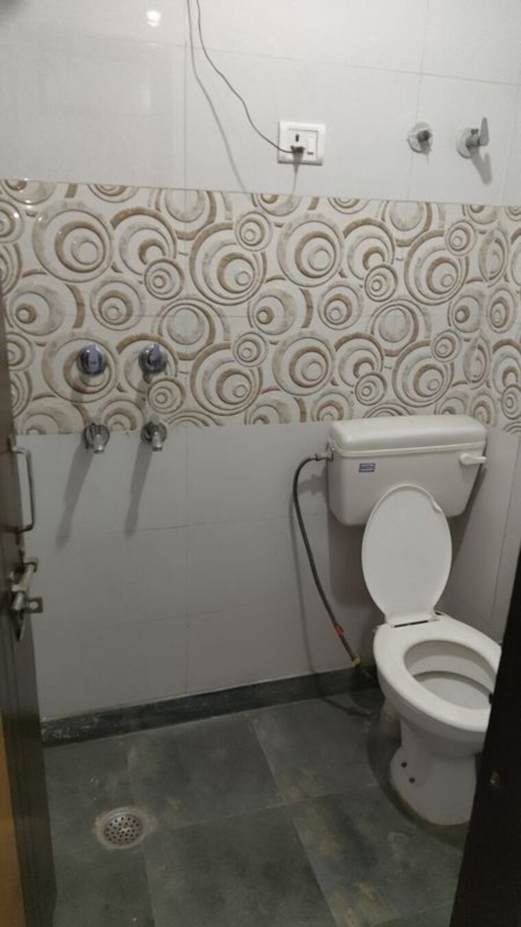Bathroom, govindpuri 2 Bedroom 55 Sq.Yd. Builder Floor In Govindpuri Delhi 10344805