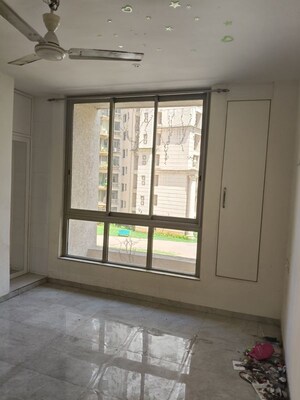 Room in 3 BHK Apartment at Hiranandani Estate Rodas Enclave, Ghodbunder Road – for Rent