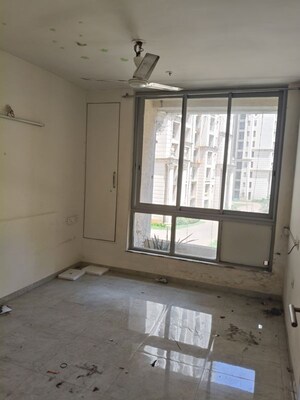 Room in 3 BHK Apartment at Hiranandani Estate Rodas Enclave, Ghodbunder Road – for Rent