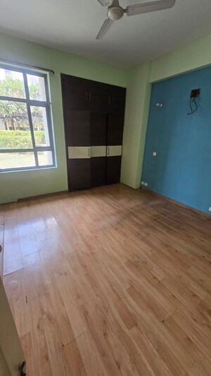 Room in 3 BHK Apartment at Unitech Horizon, Pi Greater Noida – for Rent
