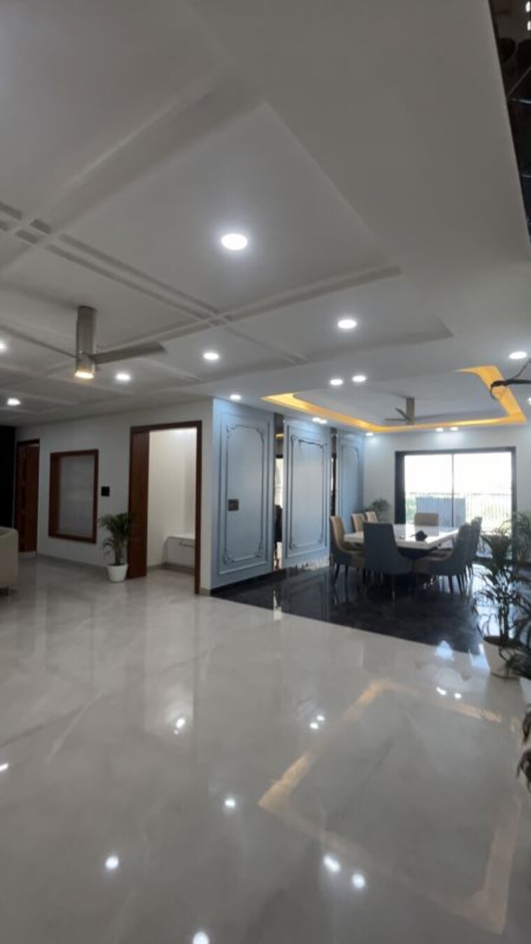 Living Room, sector 85 3 Bedroom 250 Sq.Yd. Builder Floor In Sector 85 Faridabad 10344910