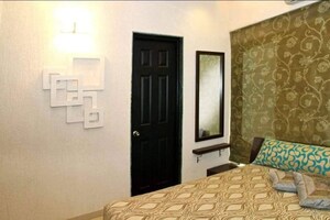 Room in 3 BHK Apartment at Union Park Khar West, Khar West – for Rent