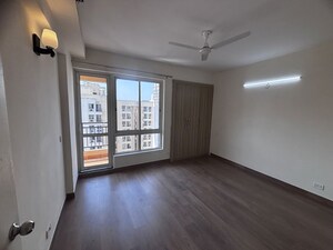 Room in 3 BHK Apartment at Jaypee Kensington Park Apartments, Sector 133 – for Sale