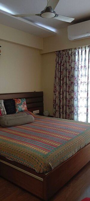 Bedroom in 2 BHK Apartment at Lokhandwala Breeze Apartments, Andheri West – for Rent