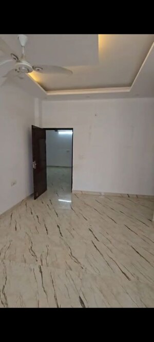 Room in 6 BHK Independent House at Sector 110 – for Rent