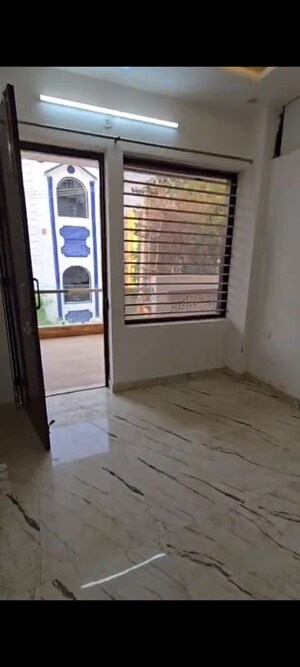 Room in 6 BHK Independent House at Sector 110 – for Rent