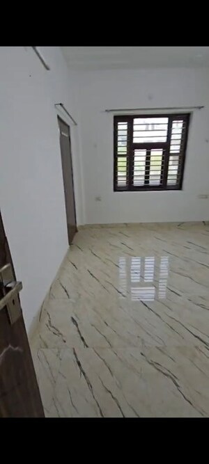 Room in 6 BHK Independent House at Sector 110 – for Rent