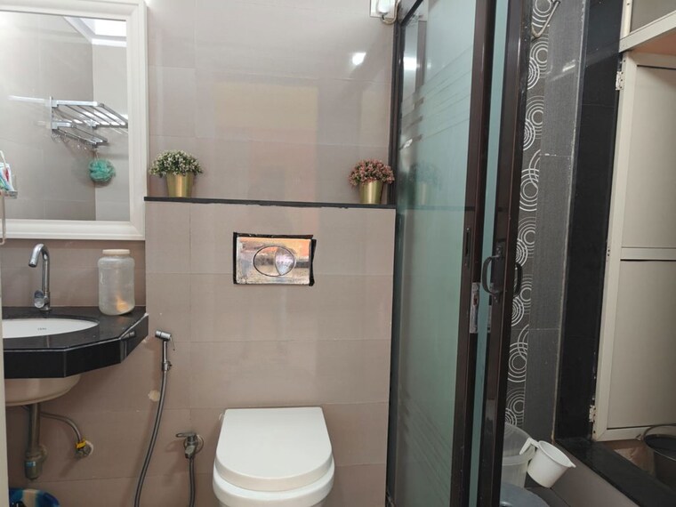 Bathroom, kurla 2 Bedroom 600 Sq.Ft. Apartment In Kurla Mumbai 10345045