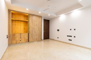 Room in 3 BHK Apartment at East Of Kailash – for Rent