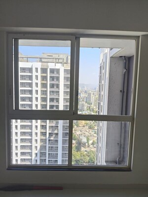 Room in 3 BHK Apartment at Sheth Zuri, Laxmi Nagar – for Rent