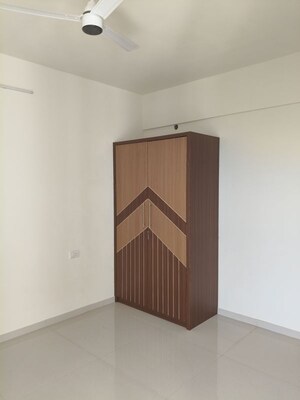 Room in 3 BHK Apartment at Sheth Zuri, Laxmi Nagar – for Rent