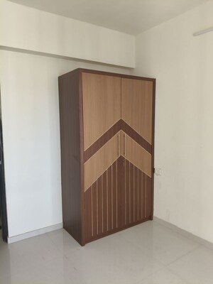 Room in 3 BHK Apartment at Sheth Zuri, Laxmi Nagar – for Rent