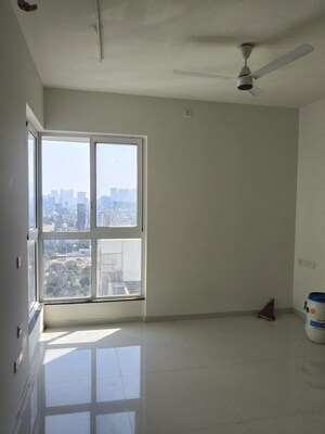 Room in 3 BHK Apartment at Sheth Zuri, Laxmi Nagar – for Rent