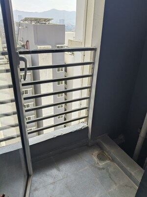 Staircase in 3 BHK Apartment at Sheth Zuri, Laxmi Nagar – for Rent