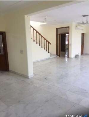 Room in 3 BHK Builder Floor at Sunder Nagar – for Rent