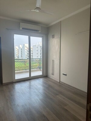 Room in 3 BHK Builder Floor at Central Park Flower Valley, Sohna Sector 33 – for Sale
