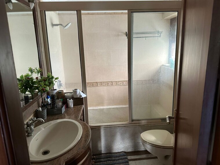 Bathroom, sunder nagar 2 Bedroom 300 Sq.Yd. Builder Floor In Sunder Nagar Delhi 10345173