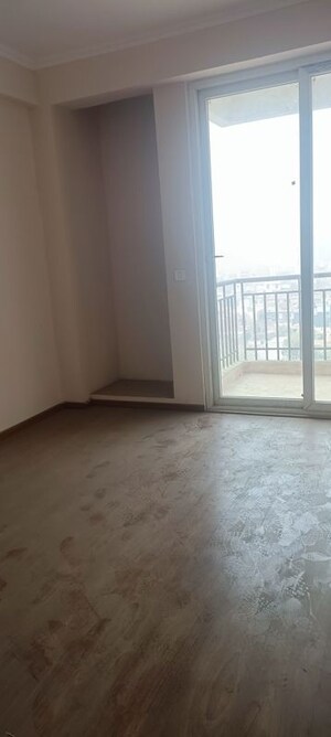 Room in 3 BHK Apartment at Amrapali Dream Valley – for Sale