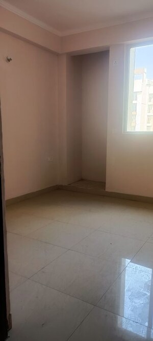 Room in 3 BHK Apartment at Amrapali Dream Valley – for Sale