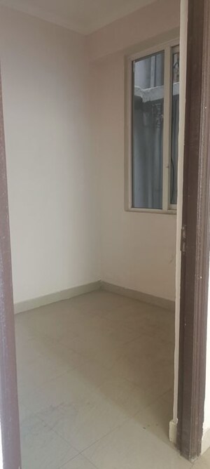 Room in 3 BHK Apartment at Amrapali Dream Valley – for Sale