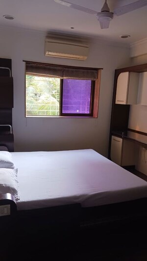 Room in 2 BHK Apartment at Breach Candy – for Rent