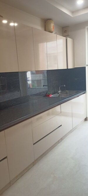 Kitchen in 4 BHK Builder Floor at DLF City Phase IV, Dlf Phase iv – for Rent