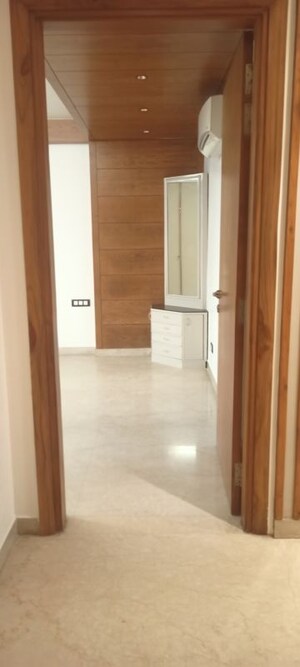 Room in 4 BHK Builder Floor at DLF City Phase IV, Dlf Phase iv – for Rent