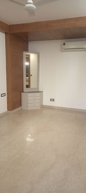 Room in 4 BHK Builder Floor at DLF City Phase IV, Dlf Phase iv – for Rent