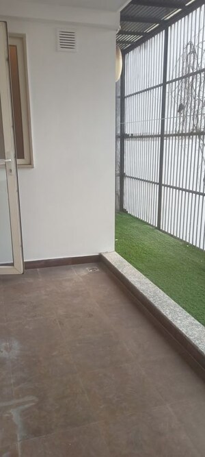 Room in 4 BHK Builder Floor at DLF City Phase IV, Dlf Phase iv – for Rent