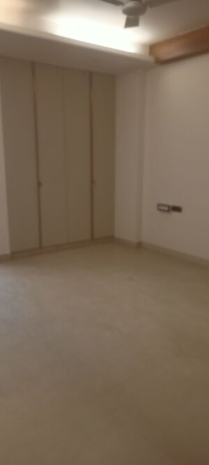 Room in 4 BHK Builder Floor at DLF City Phase IV, Dlf Phase iv – for Rent