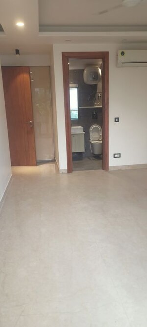 Room in 4 BHK Builder Floor at DLF City Phase IV, Dlf Phase iv – for Rent