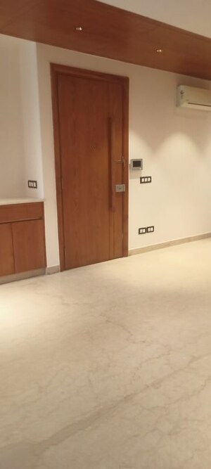 Room in 4 BHK Builder Floor at DLF City Phase IV, Dlf Phase iv – for Rent