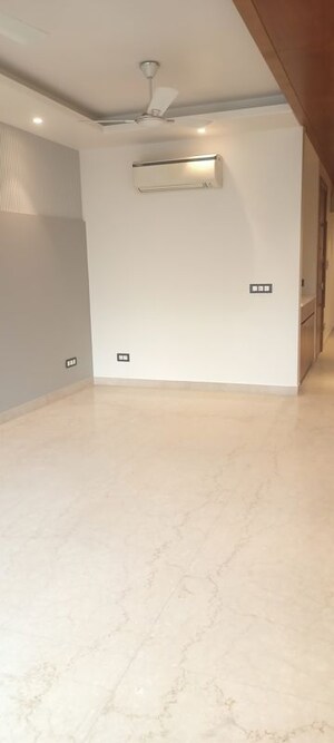 Room in 4 BHK Builder Floor at DLF City Phase IV, Dlf Phase iv – for Rent