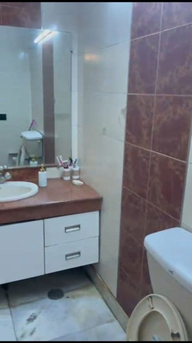 Bathroom, new rajinder nagar 3 Bedroom 1160 Sq.Ft. Builder Floor In New Rajinder Nagar Delhi 10345420