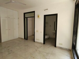 Room in 3 BHK Builder Floor at Defence Colony – for Rent