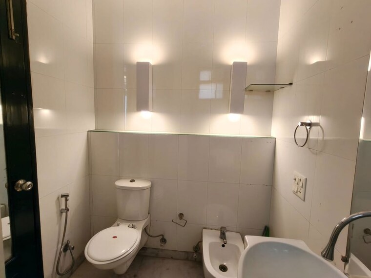 Bathroom, defence colony 3 Bedroom 1800 Sq.Ft. Builder Floor In Defence Colony Delhi 10345504