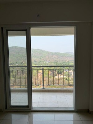 Room in 2 BHK Apartment at Godrej Ascend, Kolshet Road – for Rent