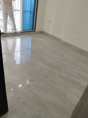 Room in 2 BHK Apartment at Platinum Towers 7, Andheri West – for Rent