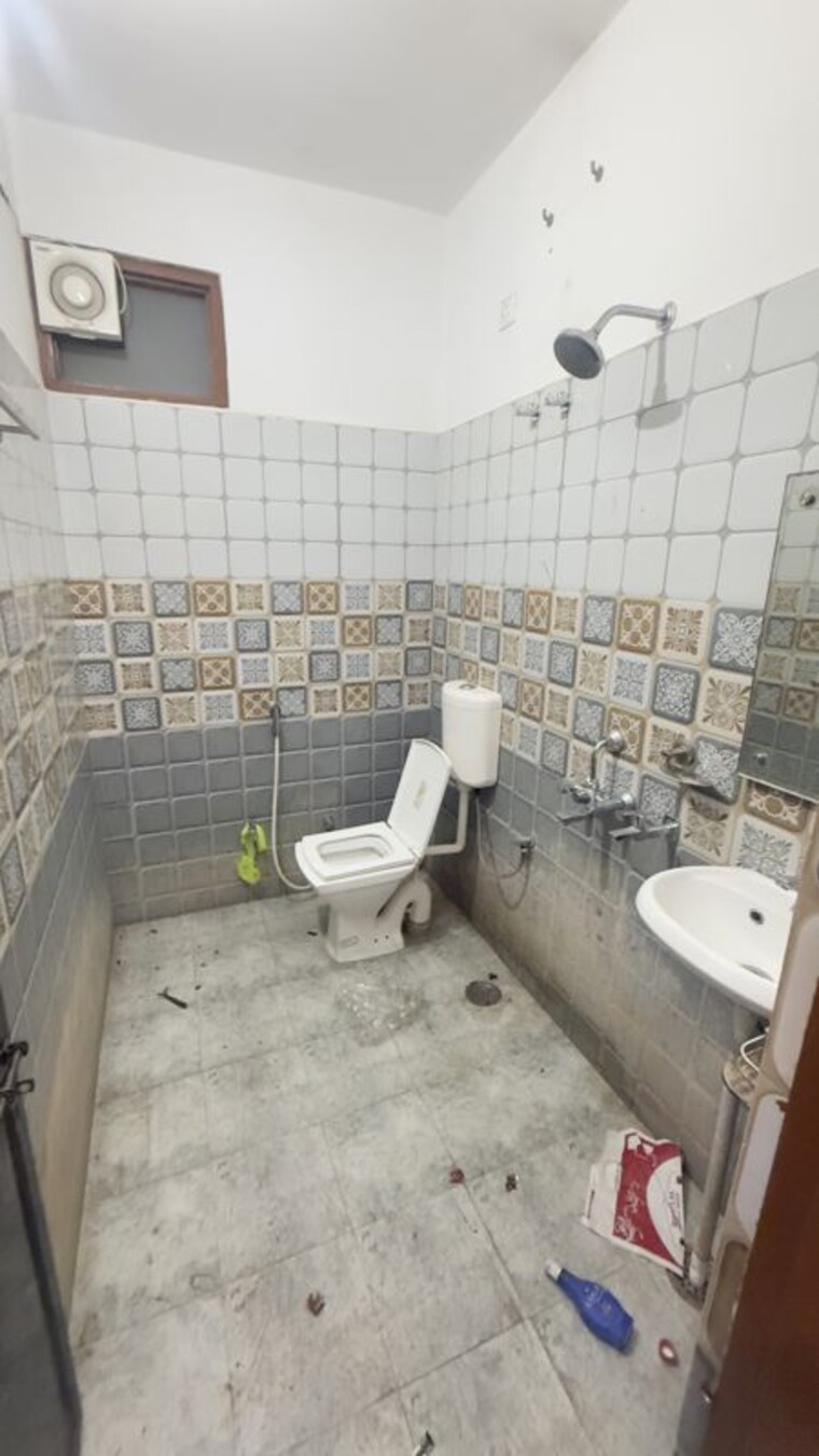 Bathroom, dlf-my-pad 3.5 Bedroom 32000 Sq.Ft. Independent House In Gomti Nagar Lucknow 10345574