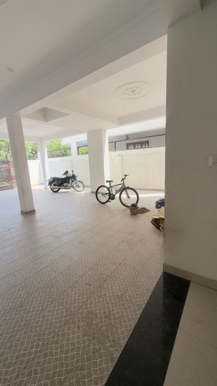  Parking, dlf-my-pad 3.5 Bedroom 32000 Sq.Ft. Independent House In Gomti Nagar Lucknow 10345574