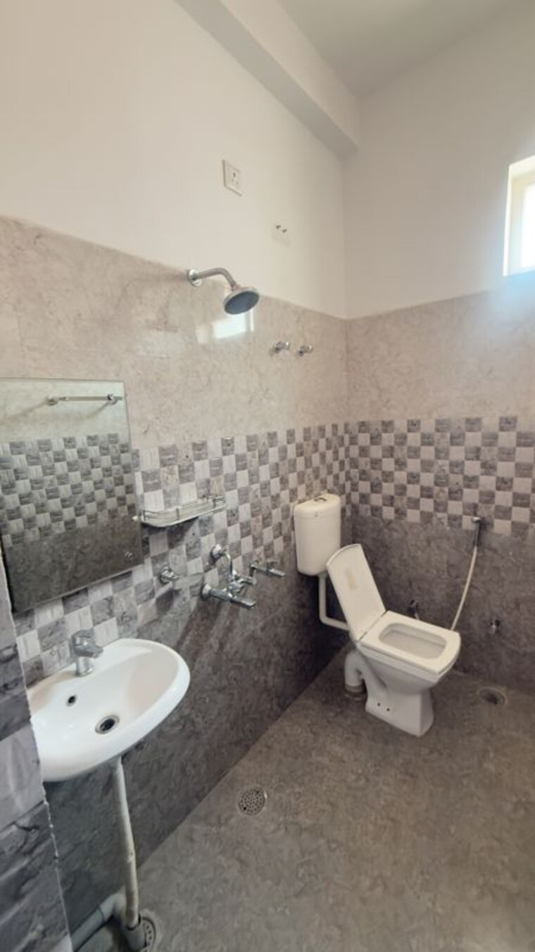 Bathroom, dlf-my-pad 3.5 Bedroom 32000 Sq.Ft. Independent House In Gomti Nagar Lucknow 10345574
