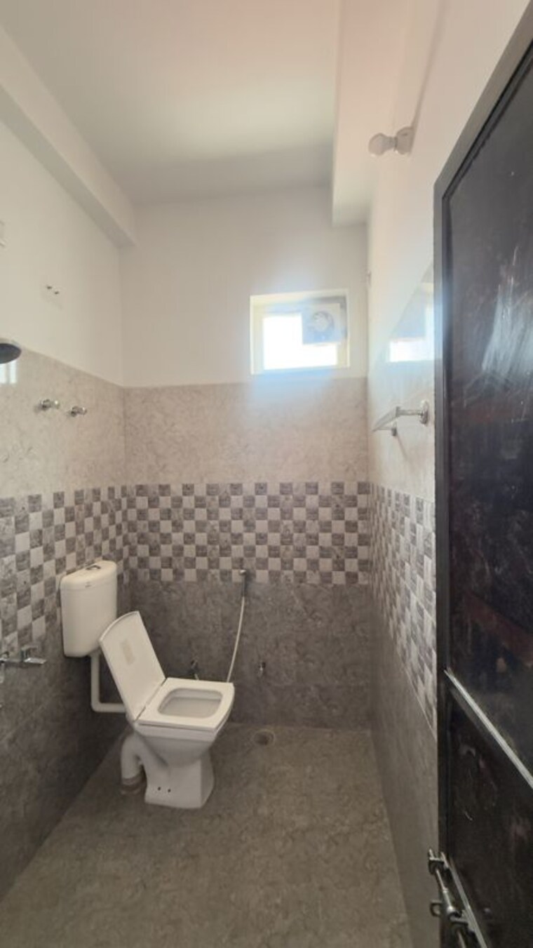 Bathroom, dlf-my-pad 3.5 Bedroom 32000 Sq.Ft. Independent House In Gomti Nagar Lucknow 10345574
