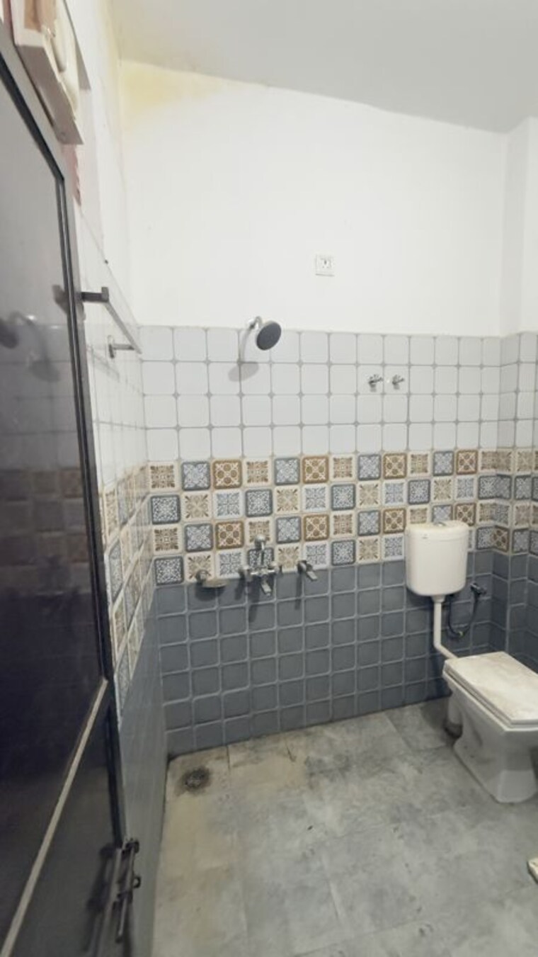 Bathroom, dlf-my-pad 3.5 Bedroom 32000 Sq.Ft. Independent House In Gomti Nagar Lucknow 10345574