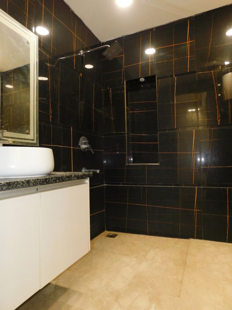 Bathroom, east of kailash 3 Bedroom 125 Sq.Ft. Builder Floor In East Of Kailash Delhi 10345711