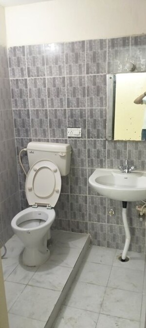 Bathroom in 3.5 BHK Apartment at Alaknanda Apartment Gomti Nagar, Gomti Nagar – for Rent
