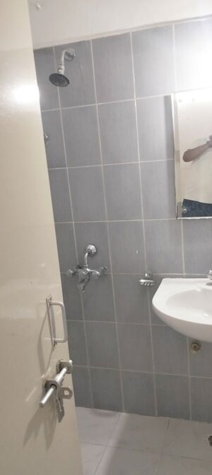 Bathroom in 3.5 BHK Apartment at Alaknanda Apartment Gomti Nagar, Gomti Nagar – for Rent